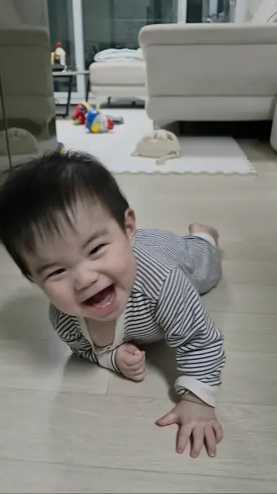 배밀이로 잘 기어다니는 아기