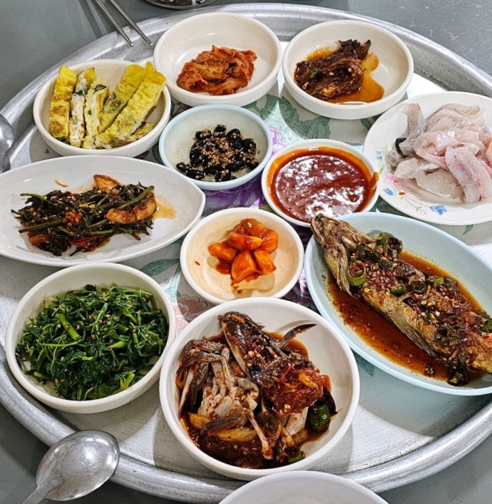 동네한바퀴 경남 고성 제철 회백반 맛집 정보