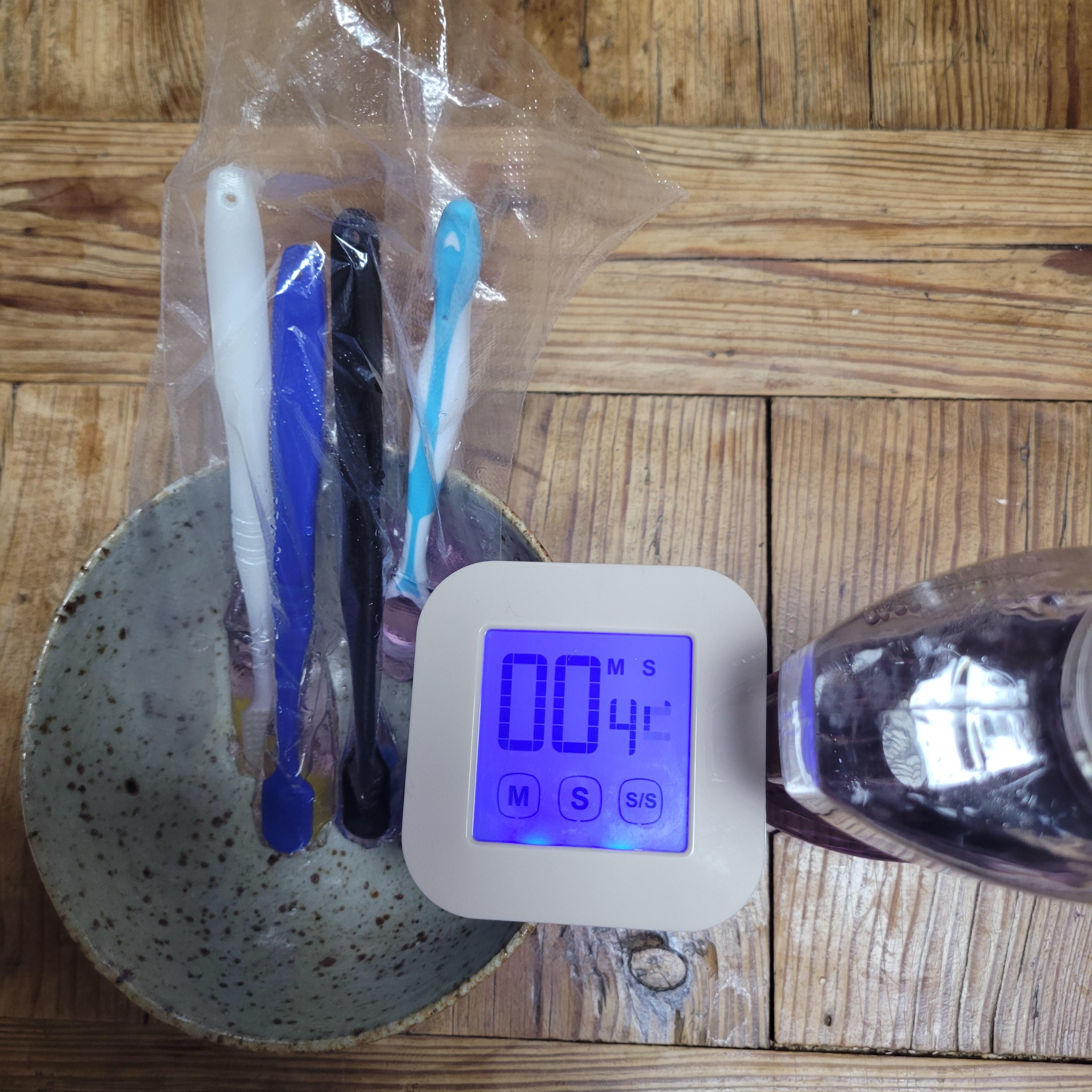 소독액에 칫솔 담그고 5분 살균! 칫솔은 건조 후 별도 보관 권장