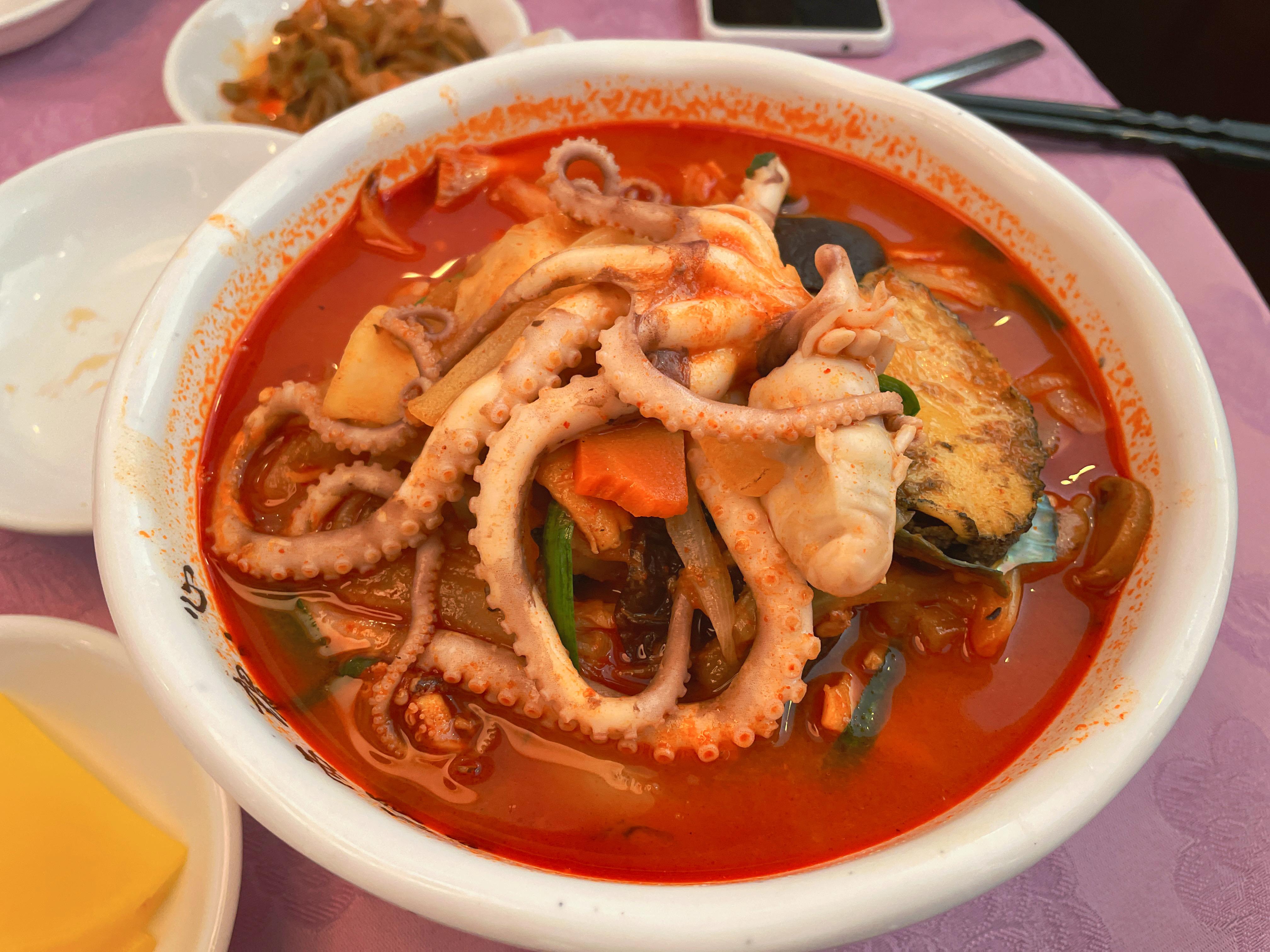 재료가 듬뿍들어간 만강홍짬뽕