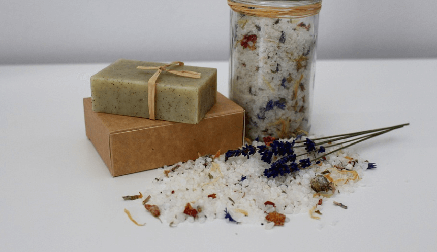 커피 얼룩 지우는 법으로 도움되는 천연 소금이 놓여 있다