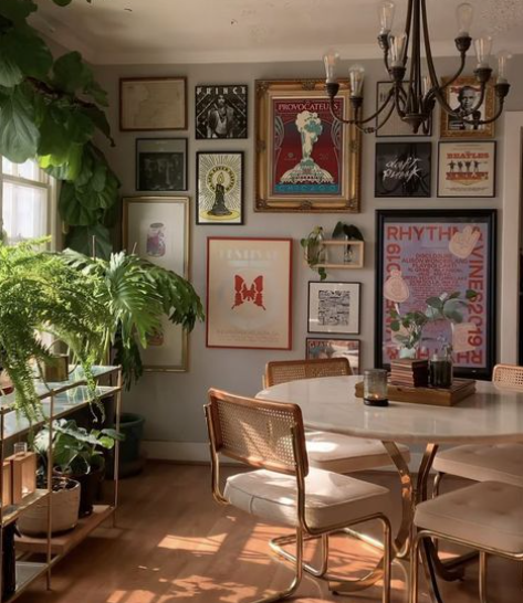 식물과 아트월, 다양한 패턴 쿠션이 어우러진 eclectic 스타일의 1인 가구 방