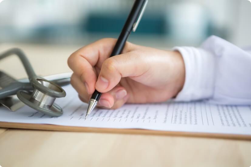 공황장애 자가진단 중인 남성