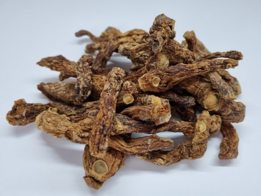 야생에서 채취를 한 황정을 깨끗하게 세척을 한 후에 하얀 바닥 위에 수북하게 놓아두고 찍은 사진