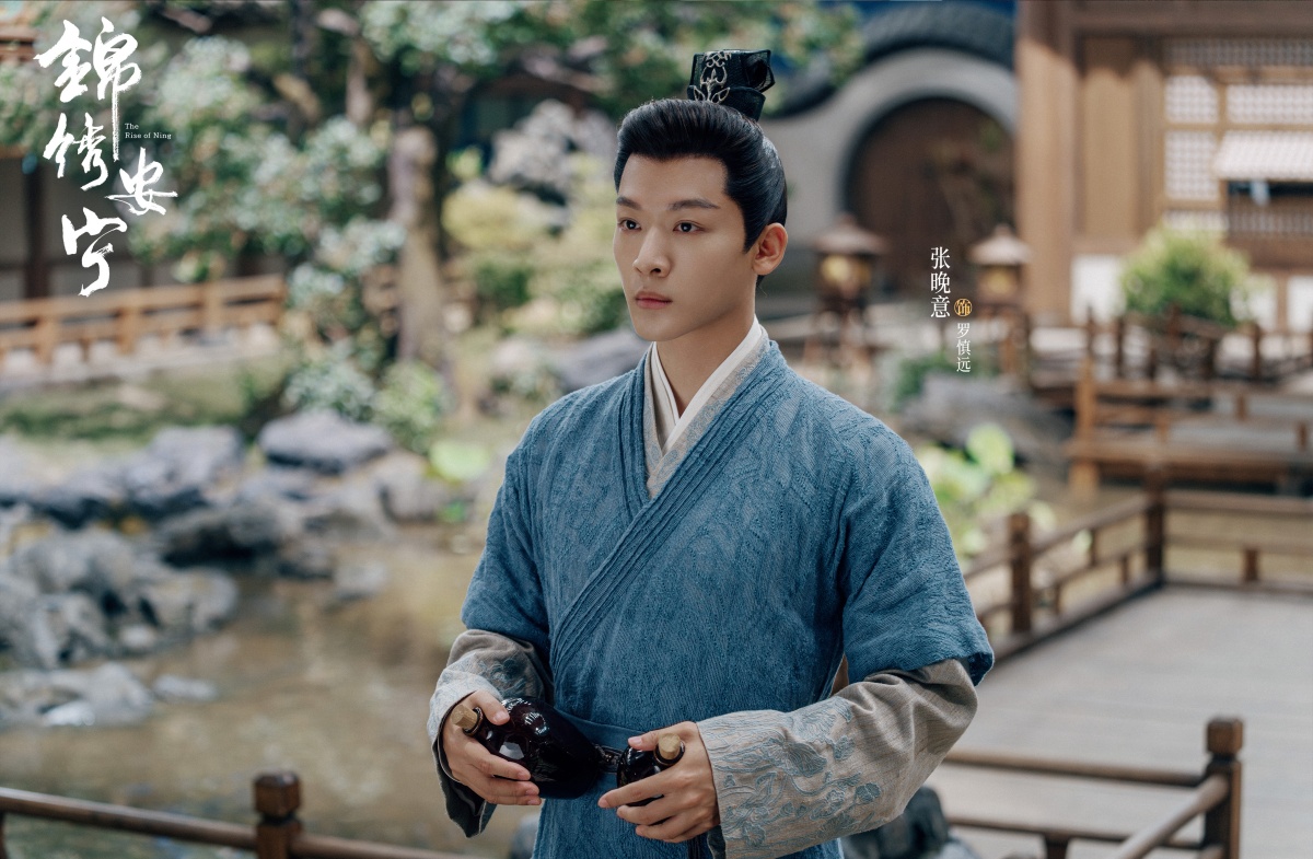 금수안녕-장완이-손에 물건 든 모습