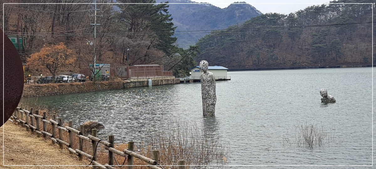 물속을-걷는-사람-조형물