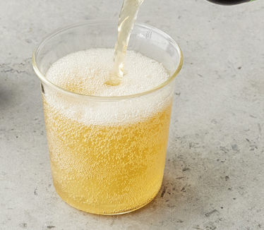 콤부차 따르는 모습