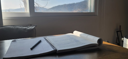 텃밭 일을 마친 뒤 공부하는 책상 풍경