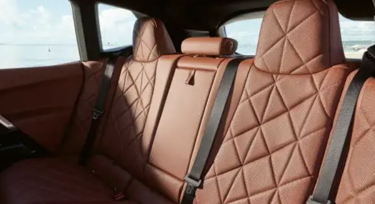 2024 BMW iX: 미래형 전기 SUV의 혁신