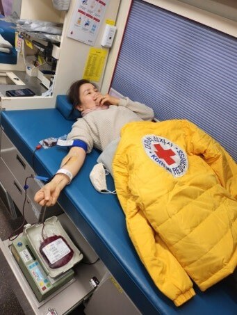 헌혈의-집에서-나의-소중한-피를-뽑으려고-헌혈을-한느-여성