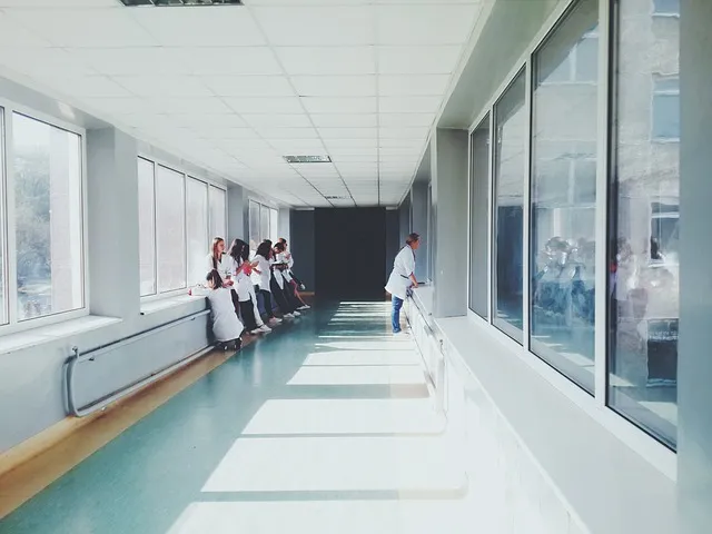 안구건조증-증상과-대학병원-후기-병원-복도에-기다리는-사람들