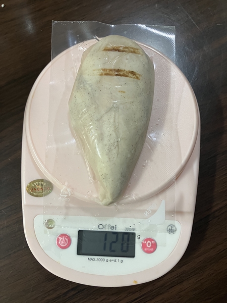 비닐 포장된 수지스 닭가슴살을 전자저울 위에 올린 모습 – 중량 120g으로 표시됨