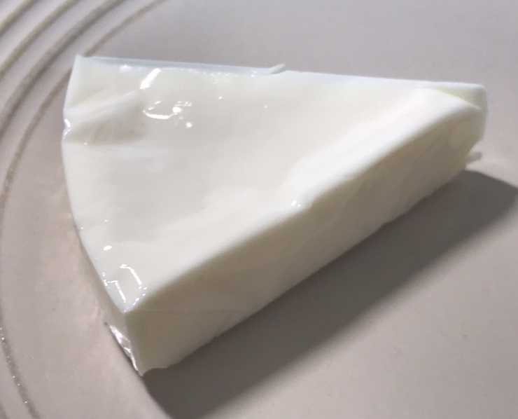 이날피 유기농 크림치즈 포션 내용물입니다. 뽀얀색의 치즈입니다.