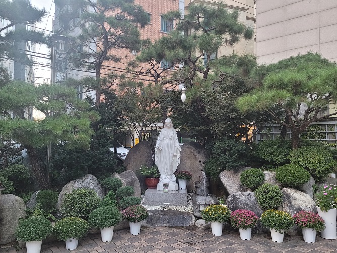 서울대교구 상봉동성당 성모상