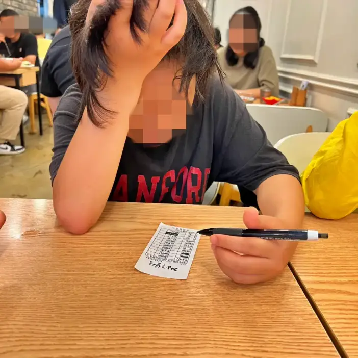 메뉴를 고르는데 고민하는 아이의 사진 입니다.