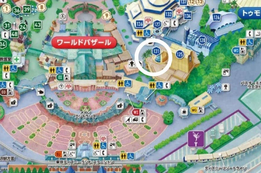 디즈니랜드 지도위에 동그라미가 그려져 있다.