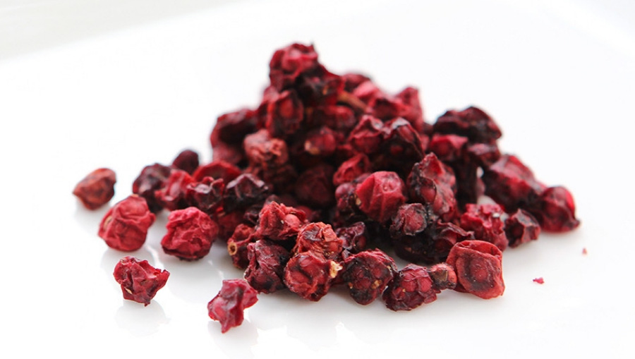 야생에서 채취를 한 오미자나무의 열매인 오미자를 깨끗하게 세척한 후에 말린 것을 흰색 그릇 위에 수북하게 놓아두고 확대를 하여 찍은 사진