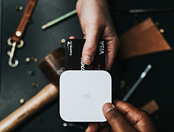 카드-리더기에-비자-카드를-꽂고-무선-결재-중