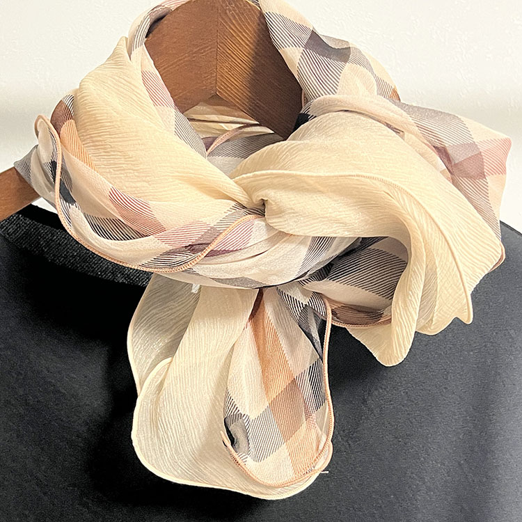 검은색 심플 옷에 코디한 스카프