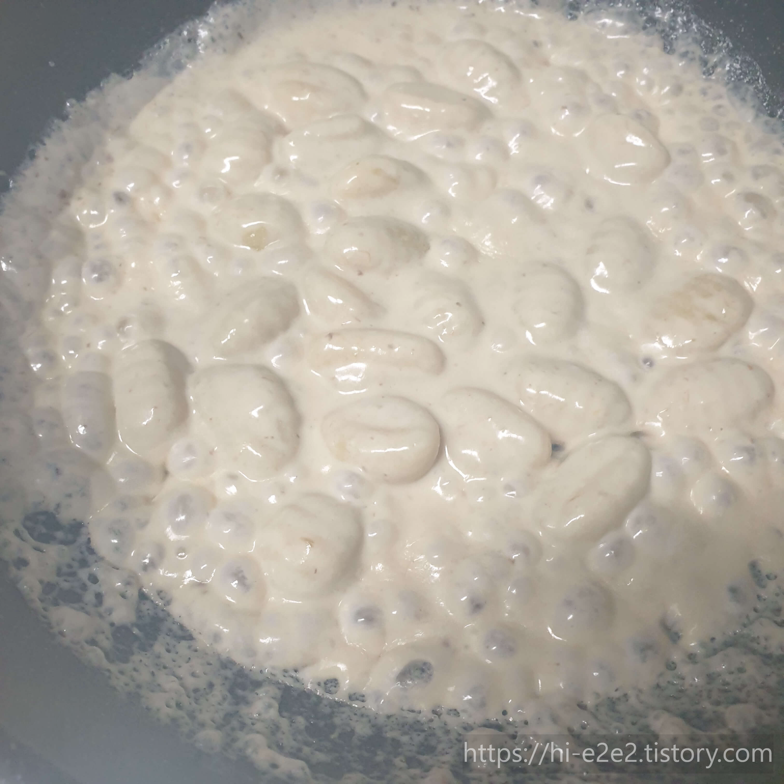 트러플크림뇨끼 요리중