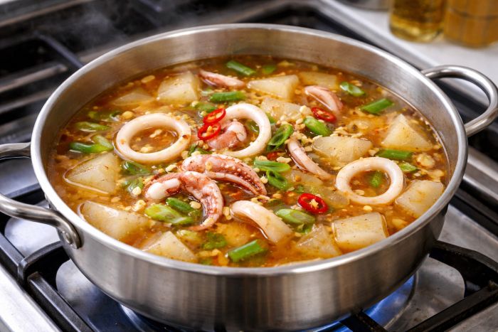 칼칼하고 시원한 오징어무국 끓이는 방법