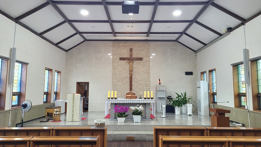 홍천성당 제대, 제단, 십자고상, 스테인드글라스, 마루 사진입니다.