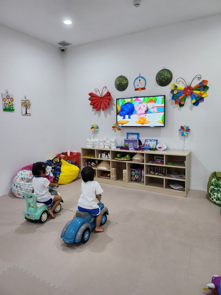 키즈클럽에서 놀고 있는 아이들