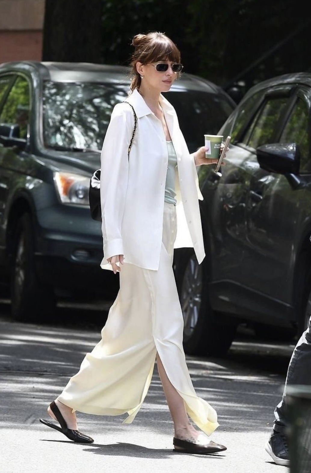 무심한 듯 시크하게, 화이트 셔츠의 매력 _ 다코타존슨 화이트셔츠 관련 사진