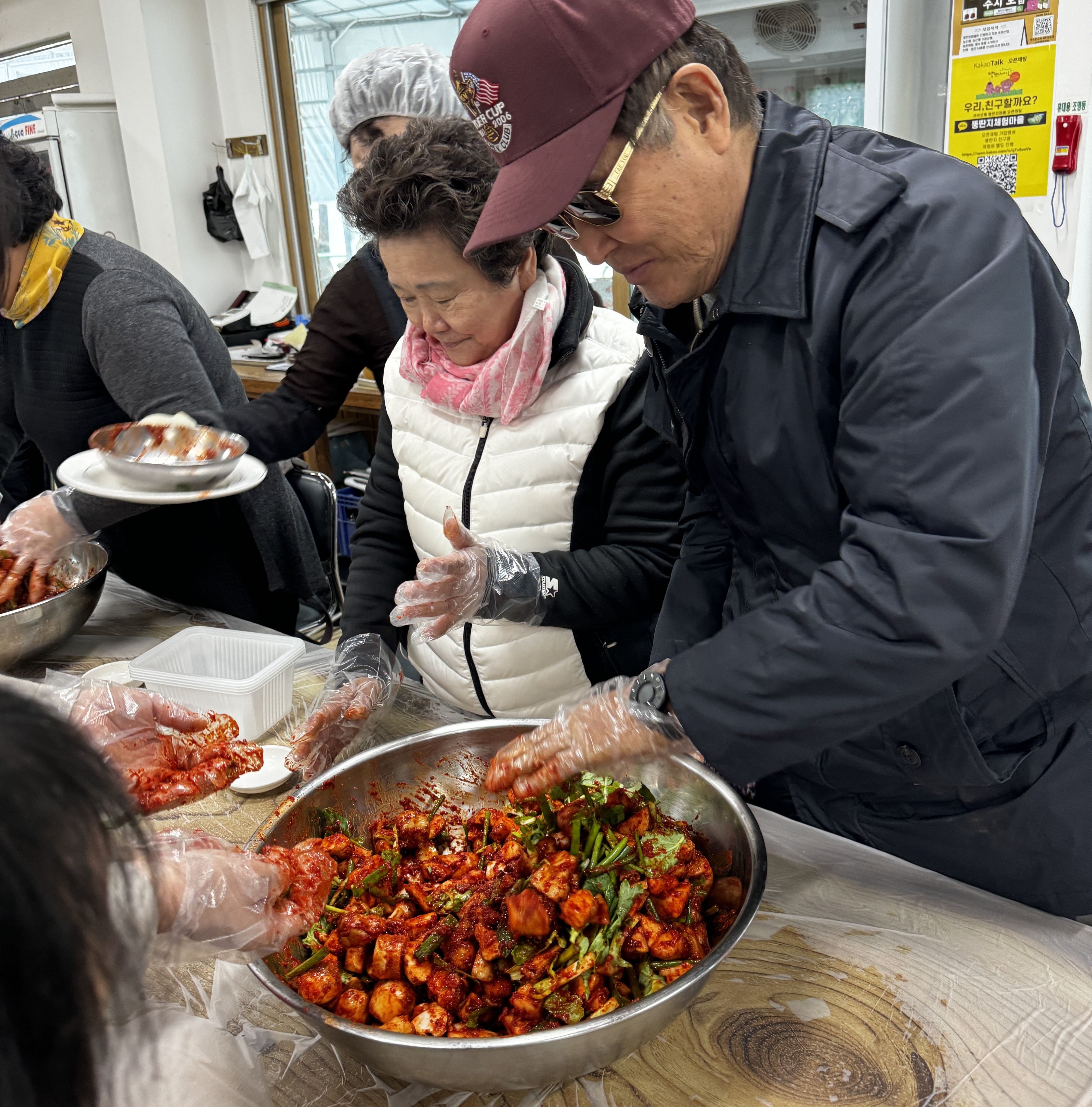 이미지설명: 돼지감자 깍두기를 통에 담는 모습