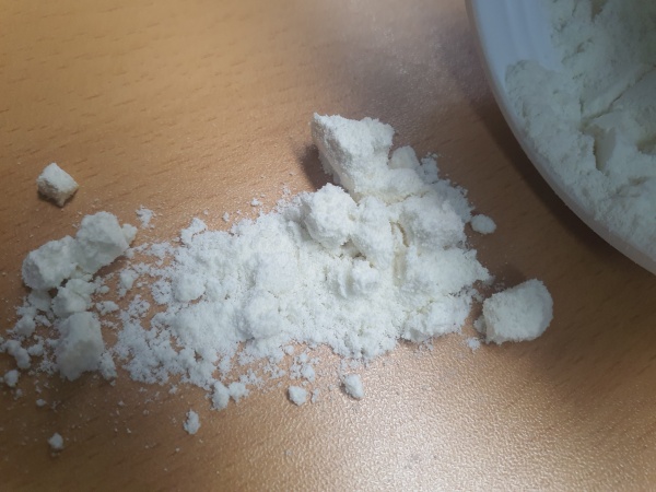 바닥에-뿌려진-단백질-분말