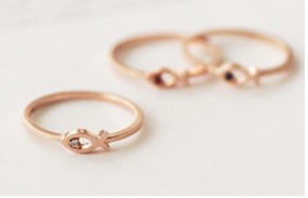 금반지 세개 있는 사진