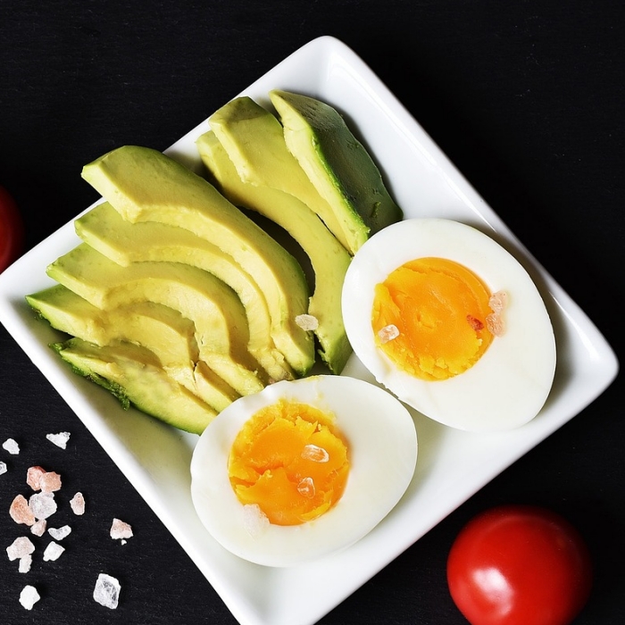 그릇에-삶은-계란과-손질한-아보카도-사진