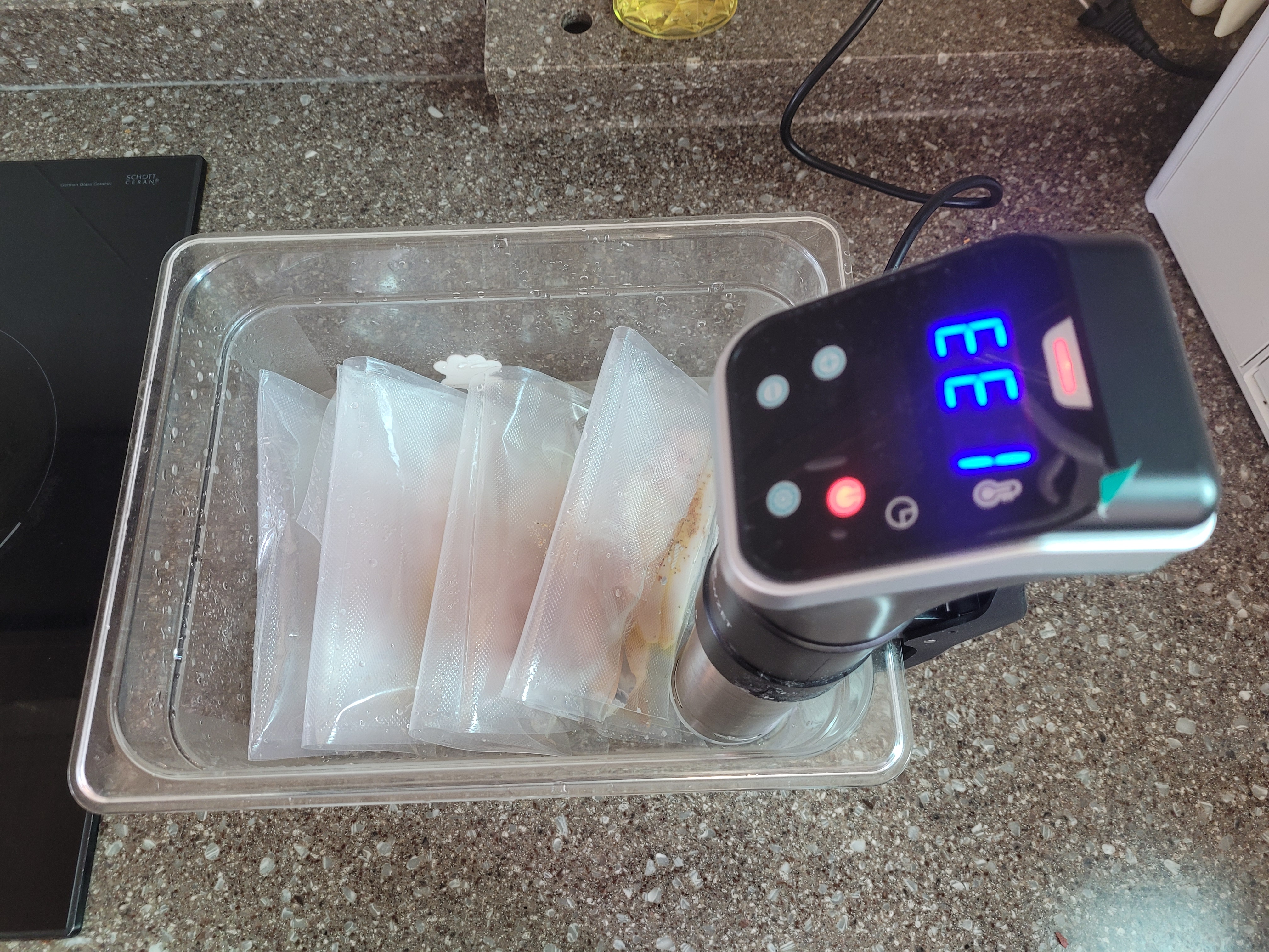 수조에 물과 닭가슴살 담기