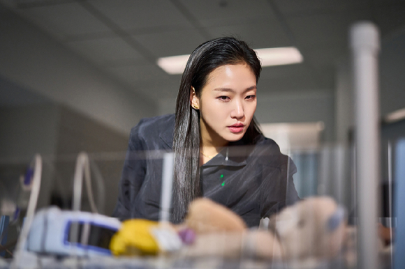 배우 김고은이 영화 &#39;파묘&#39;에서 무당 화림 역을 맡아 열연하고 있다. [사진=(주)쇼박스]