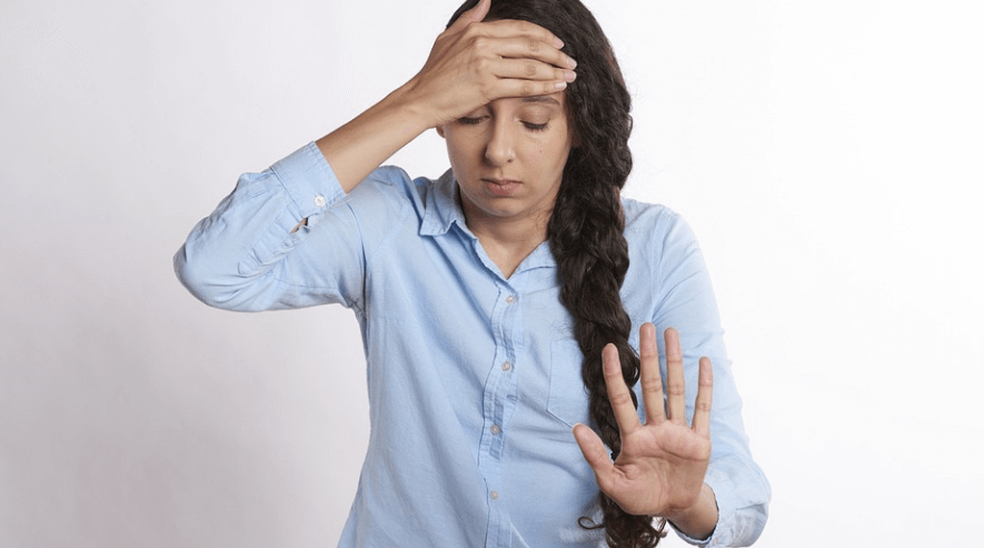 지방간 없애는 방법을 살펴보고 있는 피로한 여성