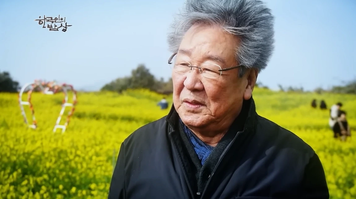 유족에게 전달된 최불암 수의 관련 보도 사진