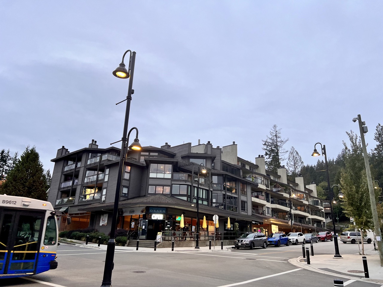 딥코브 상점이 모여 있는 건물. 여기 1층에 딥코브 허니도넛도 위치해 있다.