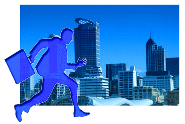 파란색 양복과 파란색 서류가방을 든 남자 회사원이 분주하게 달리는 그림이 있고, 뒤에는 높은 회사 빌딩숲이 있다.