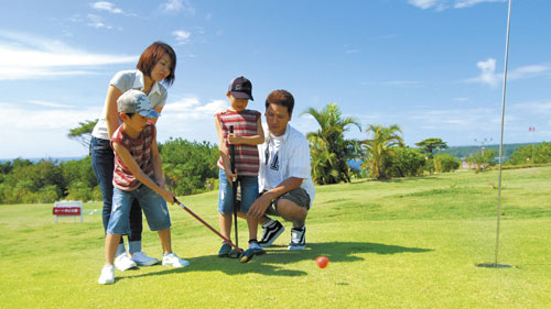 파크골프는 몸에 무리가 가지 않아 남녀노소 모두 즐길 수 있는 운동입니다.