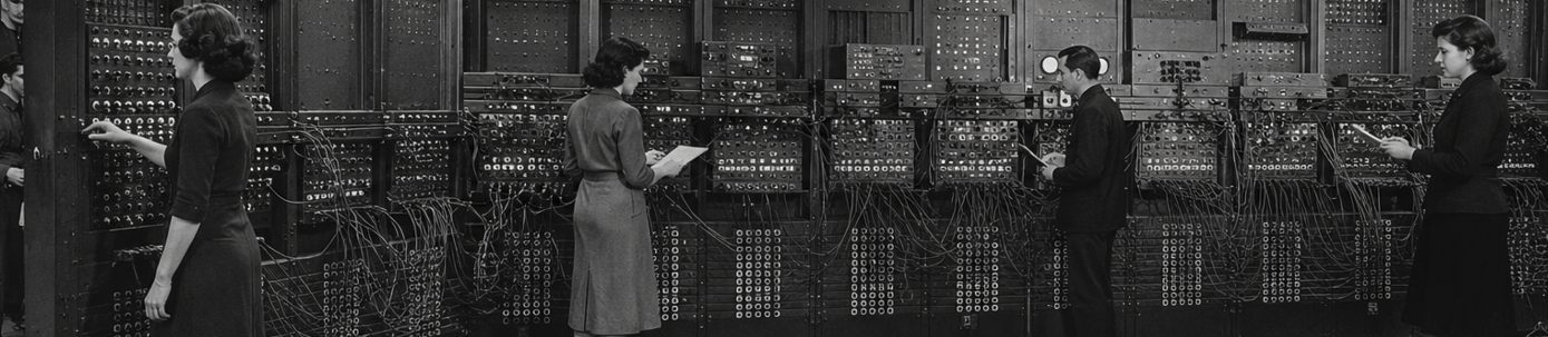 거대한 ENIAC 장비 사이에 있는 프로그래머들