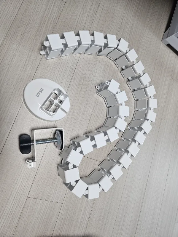 케이블 정리 후 책상 아래 전선 정돈 모습