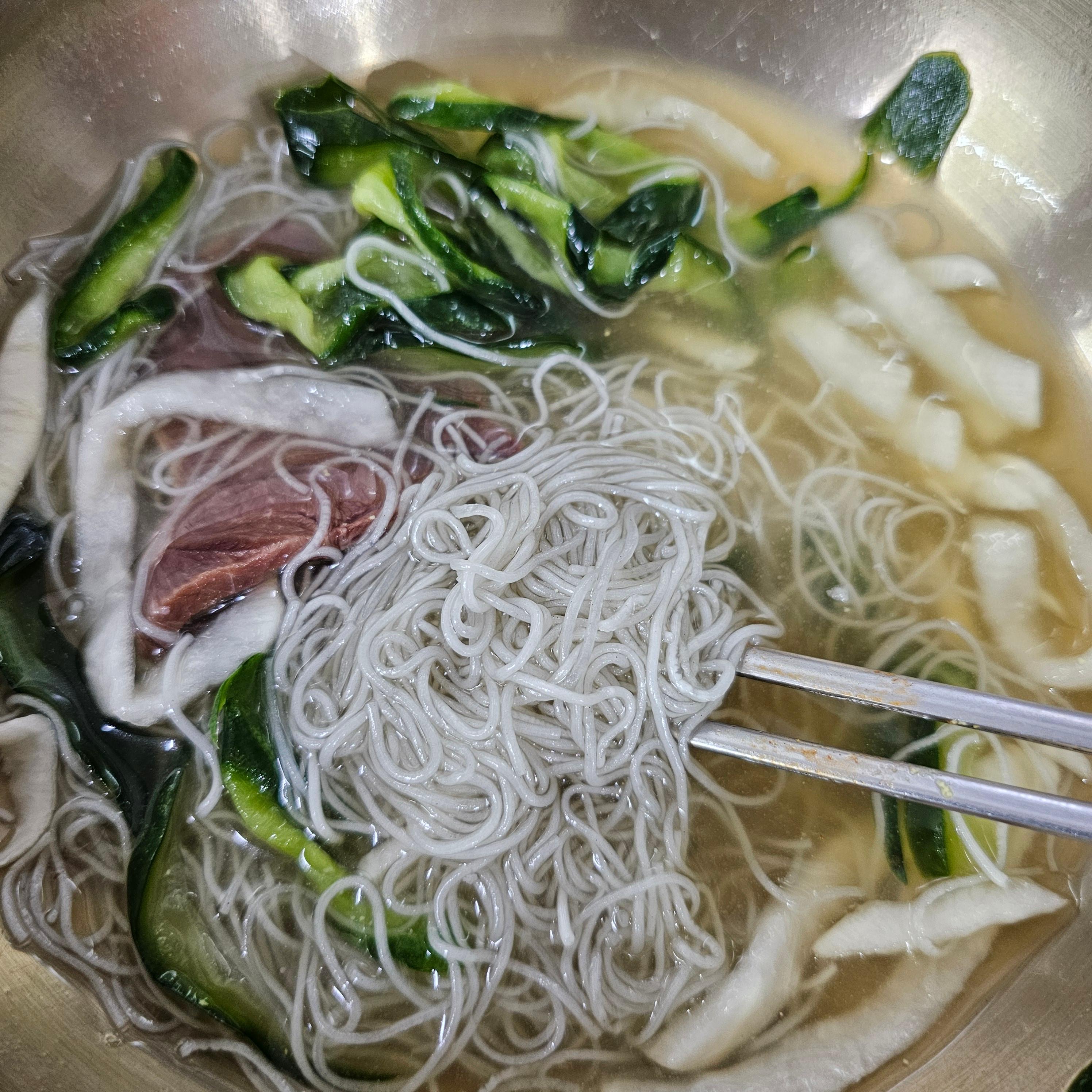 젓가락으로 집어 올리는 모습