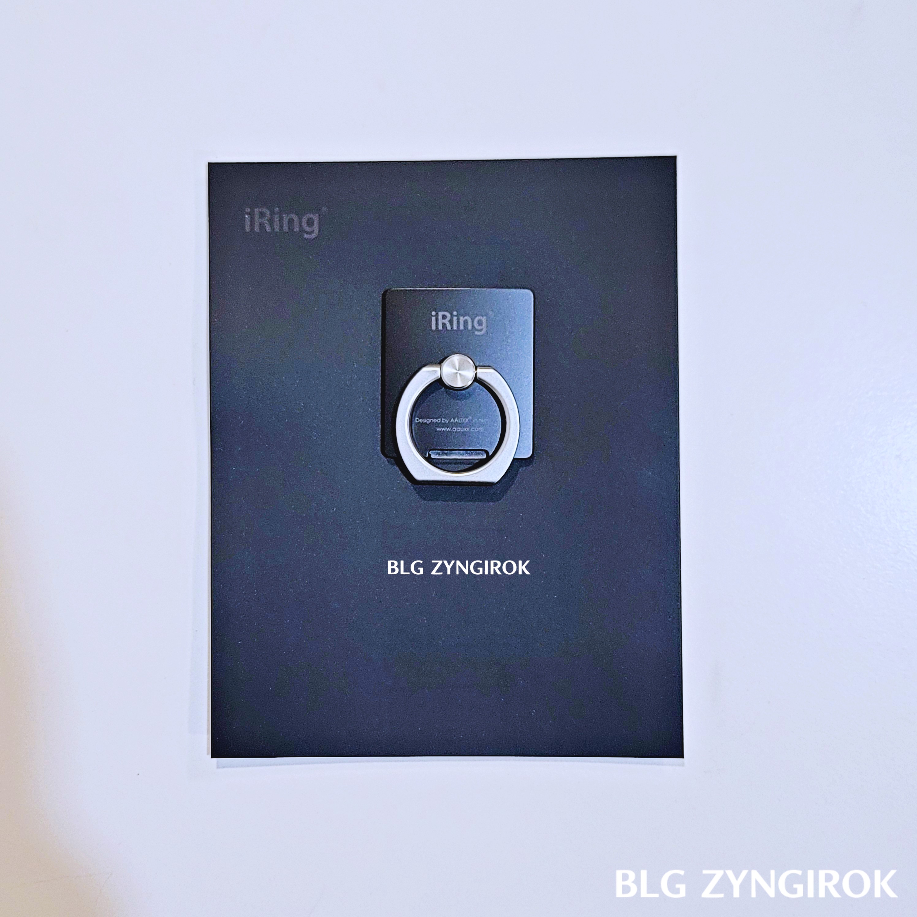 iRIng 2가 테이블 위에 놓여있다.