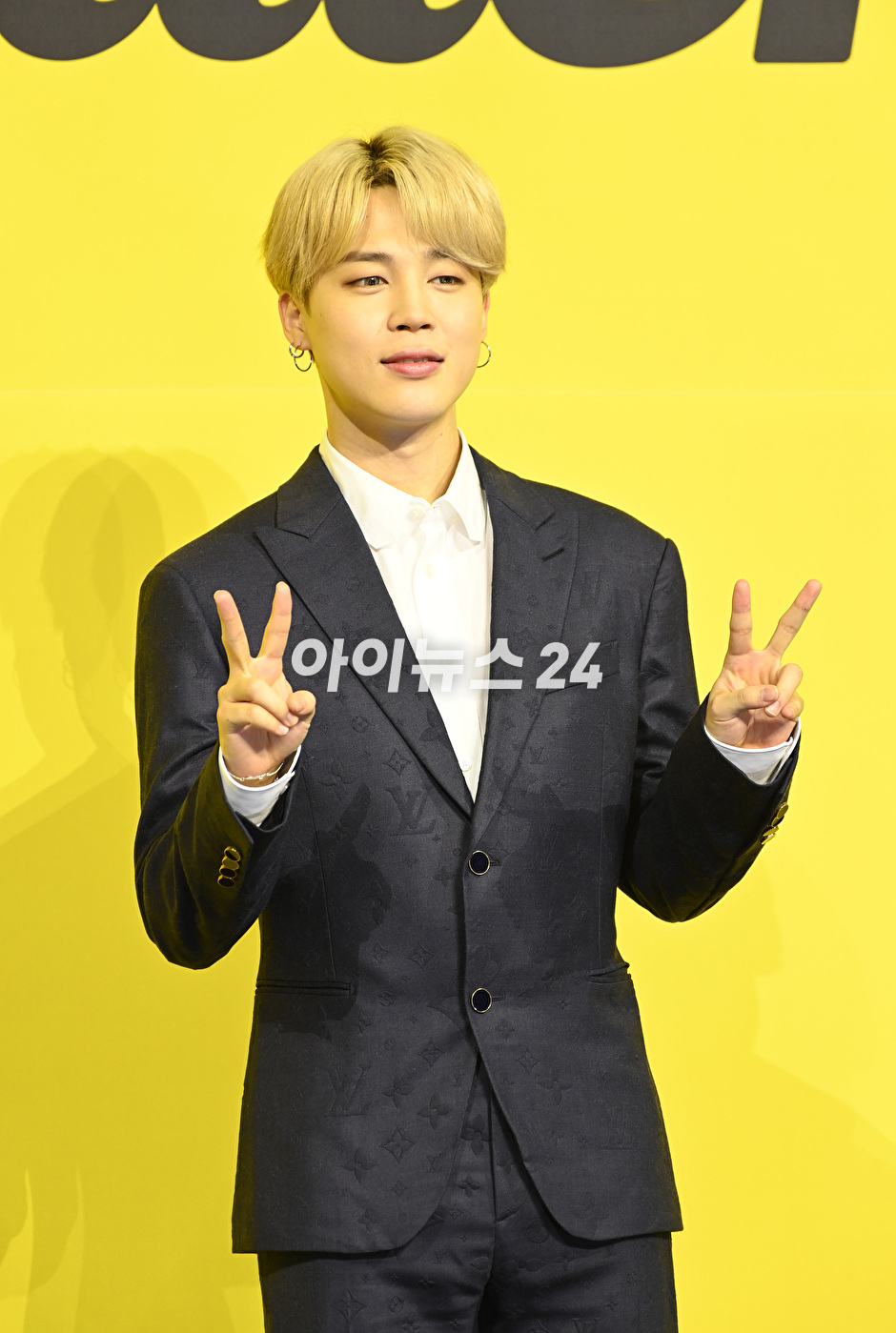방탄소년단(BTS) 새 디지털 싱글 &#39;Butter&#39; 발매 기념 글로벌 기자간담회가 21일 오후 서울 송파구 방이동 올림픽공원 올림픽홀에서 열렸다. 방탄소년단 지민이 포토타임을 갖고 있다.