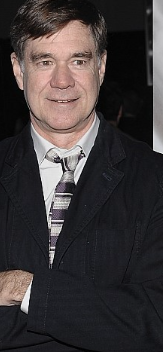 넥타이를 매고 있는 거스 밴 샌트