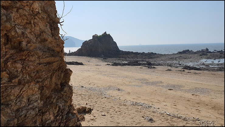 바람과-해를-막아주는-자연그늘막-안에서-본-해변