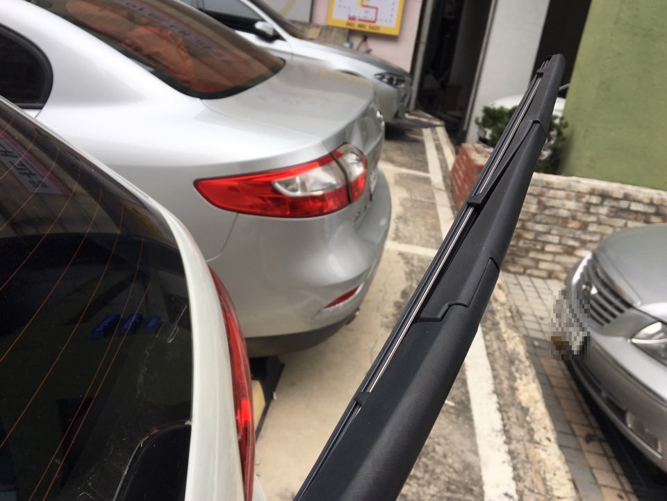QM5 리어 와이퍼 새 제품 장착 후 측면 모습