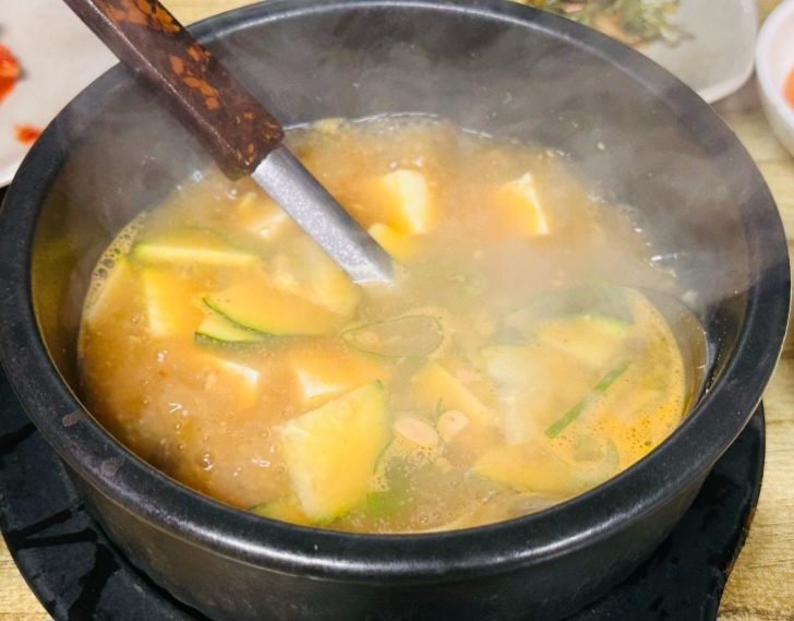 생방송투데이 낙성대 8000원 돼지불고기백반 기사식당 정보(막퍼주는집)