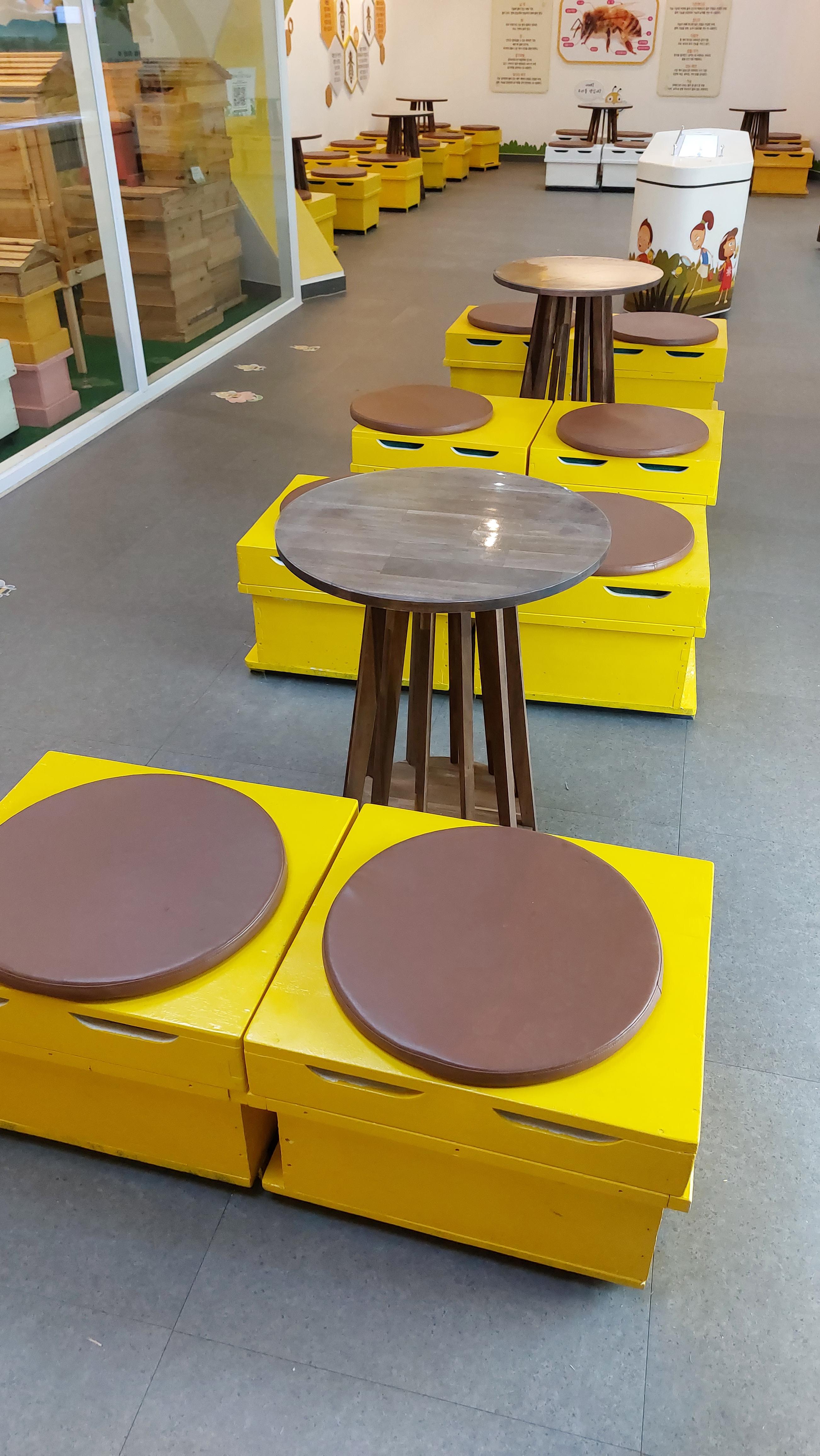 안성팜랜드 허니카페 실내 테이블과 의자