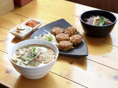 짬빵과 돈까스 찌라시동이 함께 있는 모습